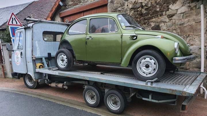 Voiture ancien modèle sur camion dépanneur Les Ancizes-Comps