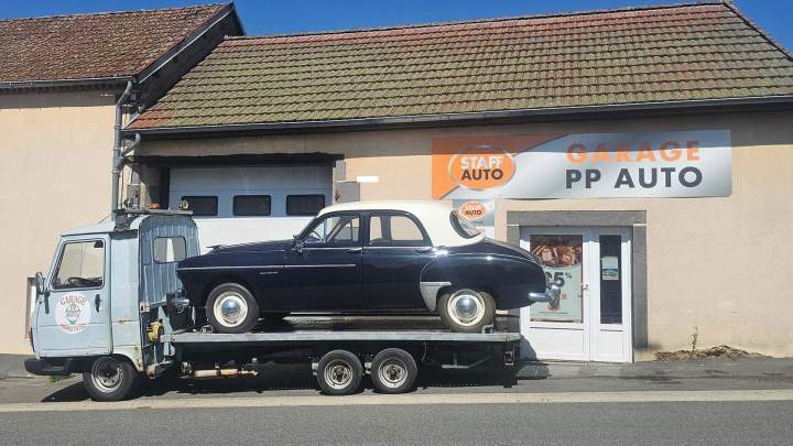 Voiture ancien modèle sur camion dépanneur Les Ancizes-Comps