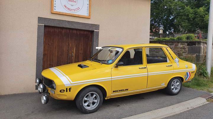 Voiture ancien modèle Les Ancizes-Comps