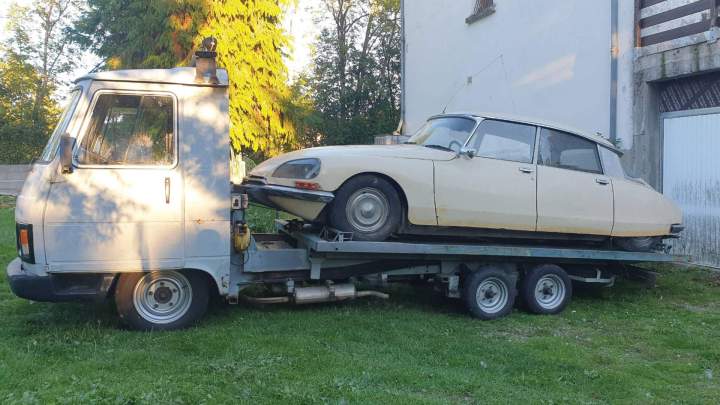Voiture ancien modèle sur camion dépanneur Les Ancizes-Comps